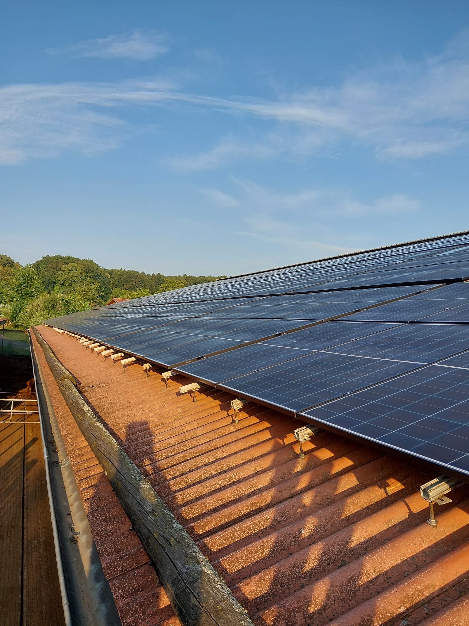 Erneuerte PV-Module auf dem Dach am Wiesenthof