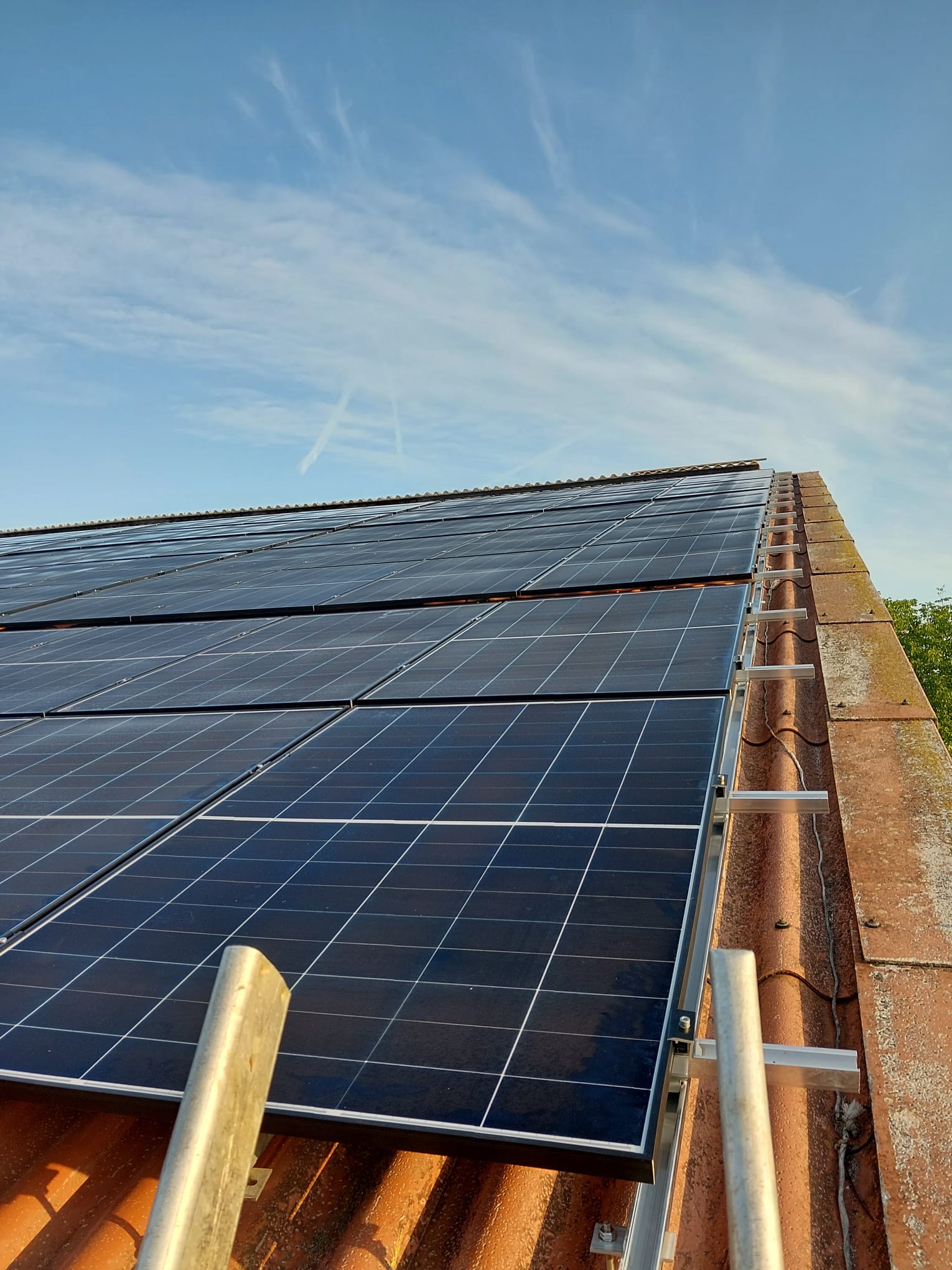 Neue PV-Module auf der Dachkonstruktion