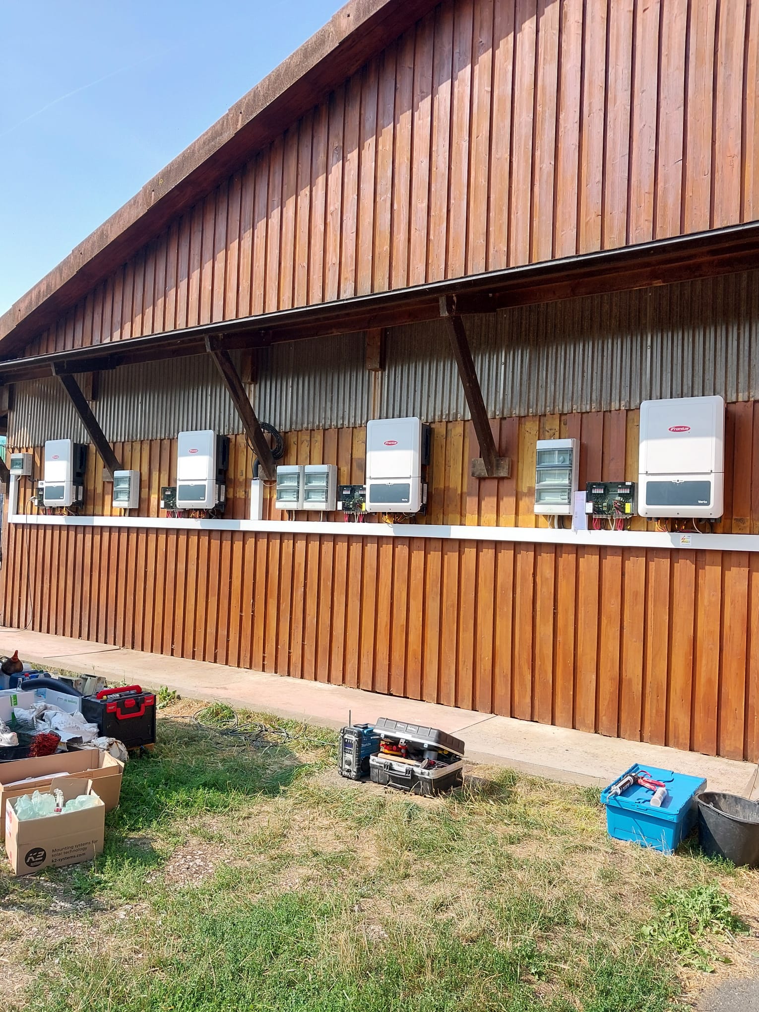 Neue Wechselrichter an der Stallwand